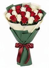 Букет Микс из красных и белых роз в Детчино