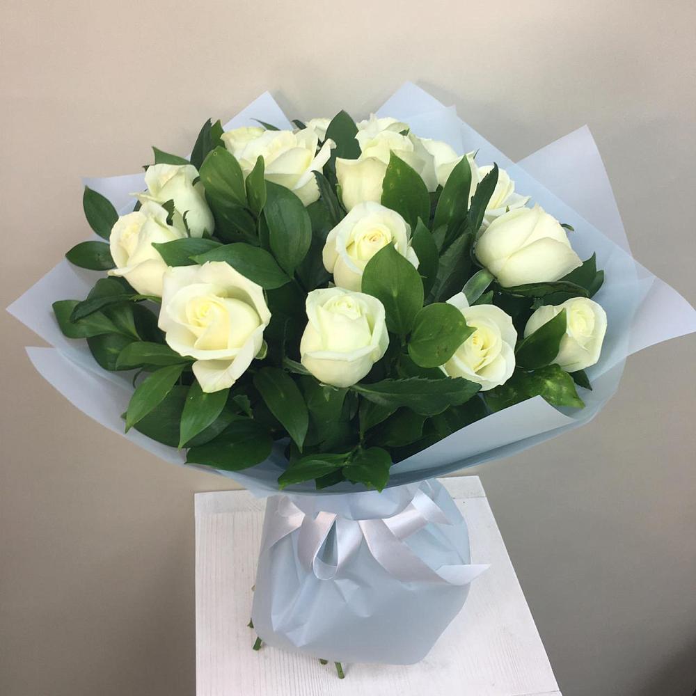Букет 15 Белых роз Проуд в Детчино