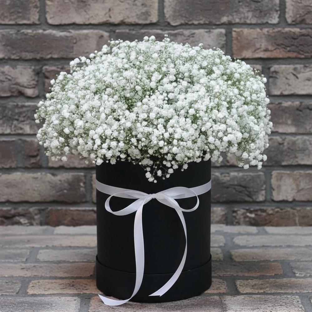 Цветочная композиция из Гипсофила в шляпной коробке в Детчино