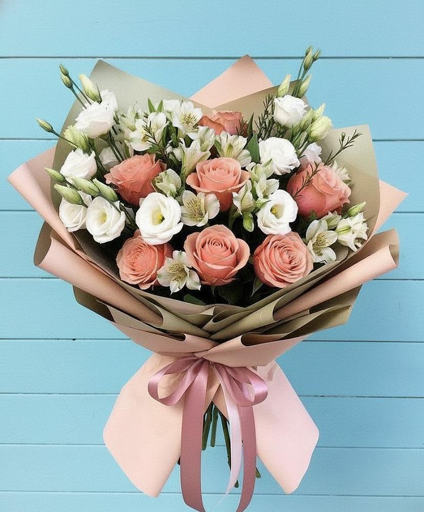 Букет цветов из: Розы, Альстромерии и Лизиантусы в Детчино