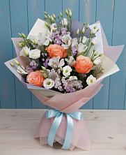 Букет цветов из:  Лизиантусы, Розы, Альстромерии и Гипсофила в Детчино