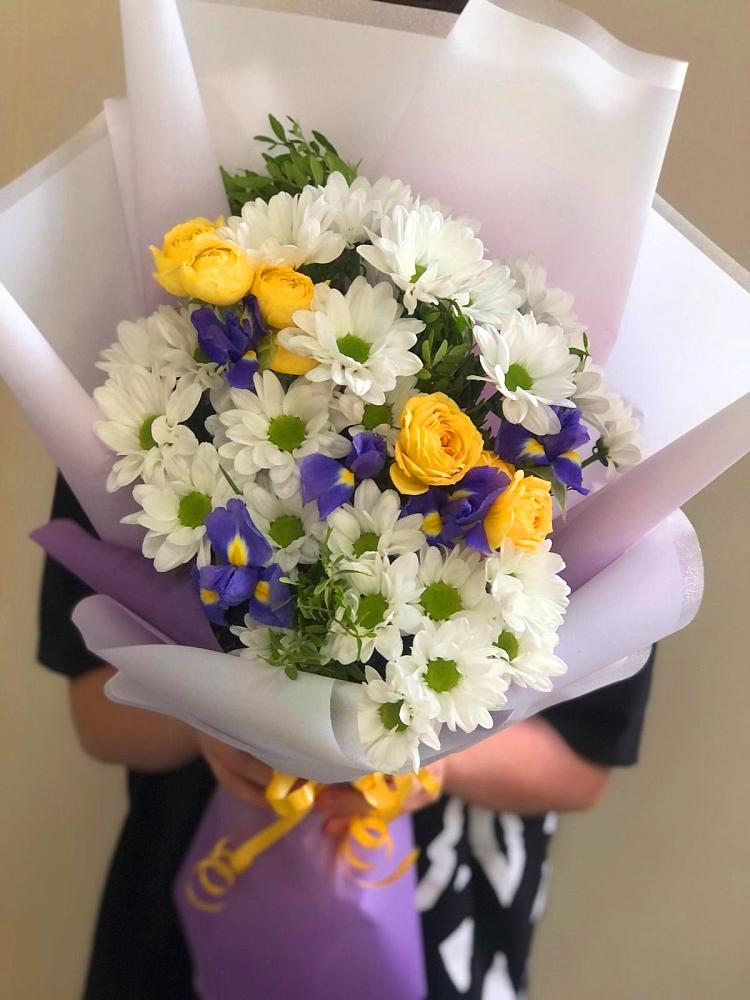 Букет цветов из: Ирисы, Хризантемы и Розы в Детчино