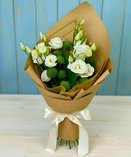 Букет цветов из:  Хризантемы и Лизиантусы в Детчино