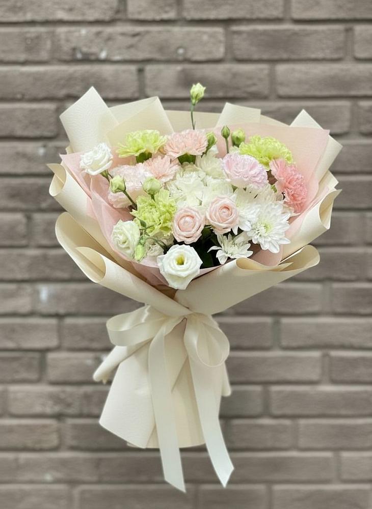 Букет цветов из: Гвоздики, Розы, Лизиантусы и Хризантемы в Детчино