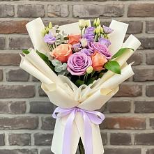 Букет цветов из:  Лизиантусы и Розы в Детчино