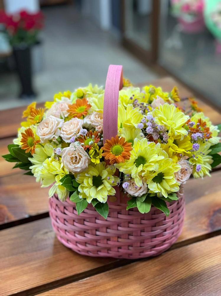 Цветочная композиция из Хризантемы и Розы в корзине в Детчино