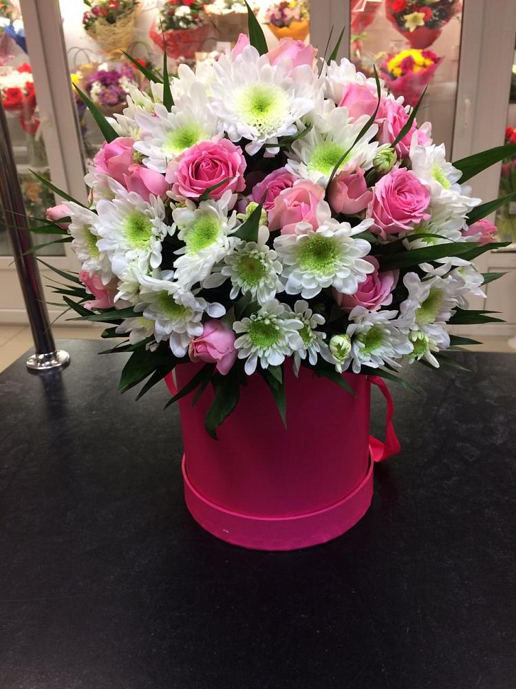 Цветочная композиция из Розы и Хризантемы в шляпной коробке в Детчино