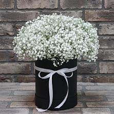 Цветочная композиция из Гипсофила в шляпной коробке в Детчино