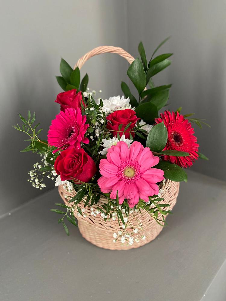 Цветочная композиция из Розы, Хризантемы и Герберы в корзине в Детчино