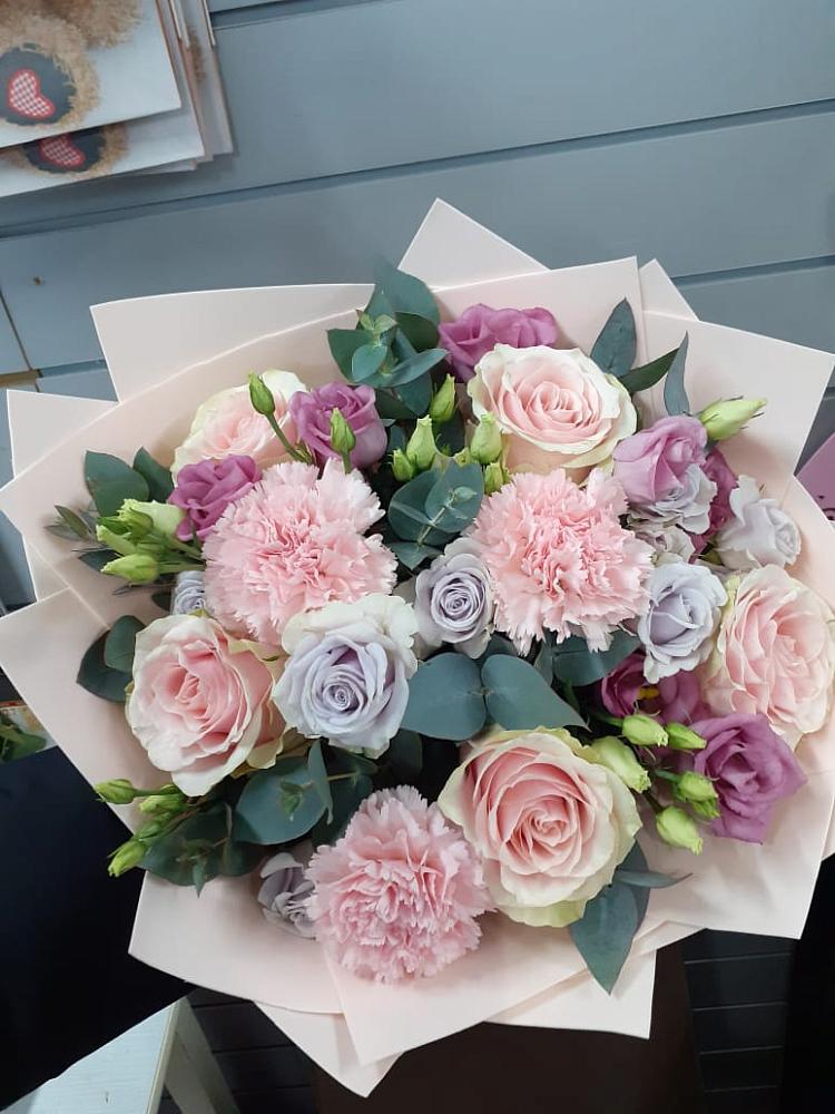 Букет цветов из: Розы, Гвоздики и Лизиантусы в Детчино