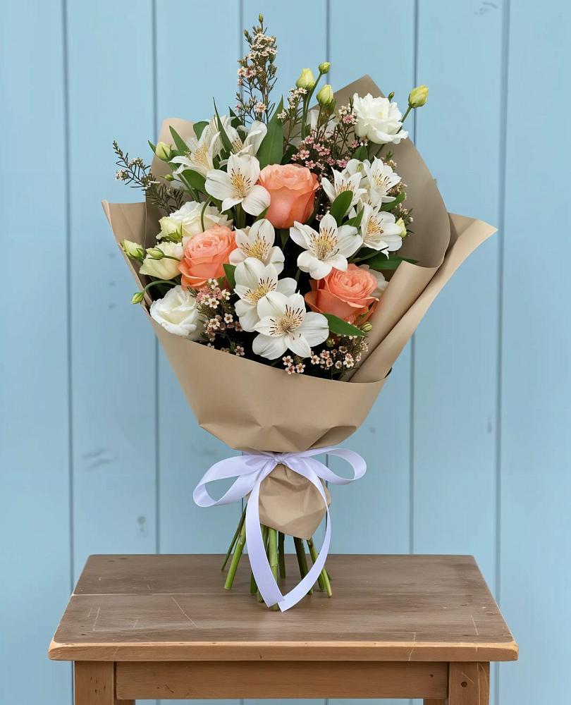 Букет цветов из: Альстромерии, Лизиантусы, Розы и Хризантемы в Детчино