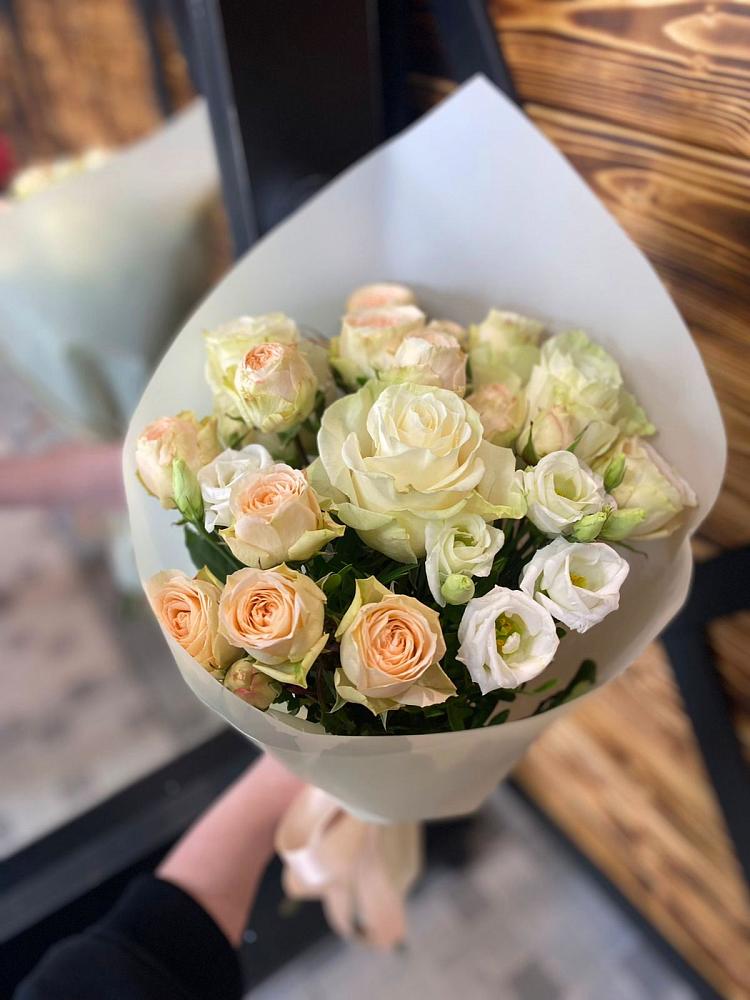 Букет цветов из: Розы и Лизиантусы в Детчино